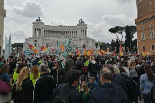 Lavoratori Alitalia in piazza a Roma. Tensione a Piazza Venezia
