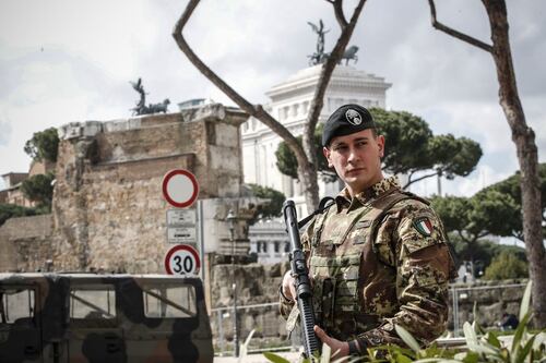 Tenta di sottrarre il fucile ai militari. Arrestato egiziano al Colosseo