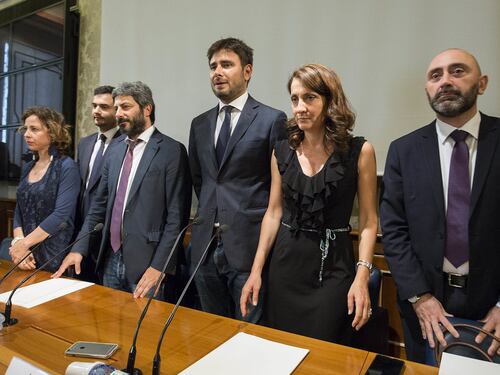 Cinquestelle, guerra totale. Bomba su Di Battista: "Fa tanti post, ma poi non si mette in gioco". E' scissione?