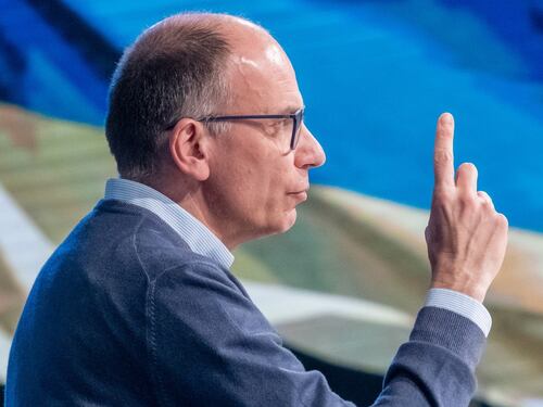 Contro il populismo Letta fa il populista: "Cambiare l’Europa e aumentare i salari"