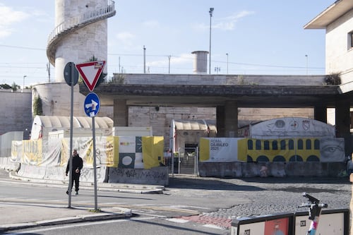 Altro che "temporanei": i tendoni del Comune per i senzatetto restano fino al 2030