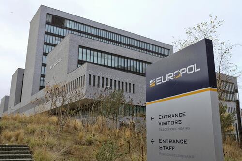 Europol, sgominata rete di stupratori: drogavano e violentavano le partner filmando gli abusi
