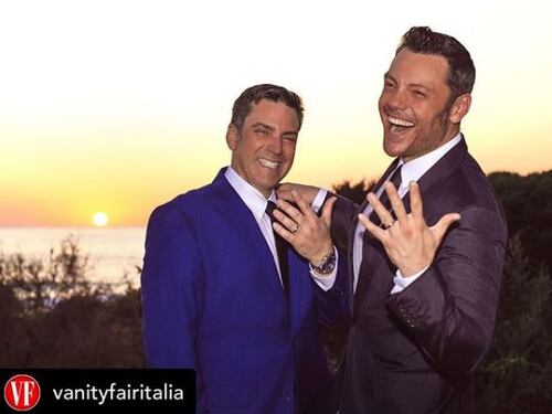Tiziano Ferro e Victor Allen si sposano sulla spiaggia di Sabaudia