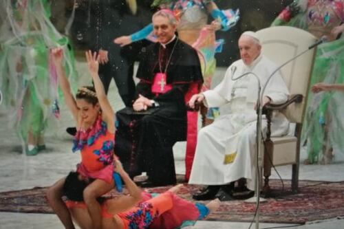 Balli proibiti in Vaticano. La foto shock davanti al Papa