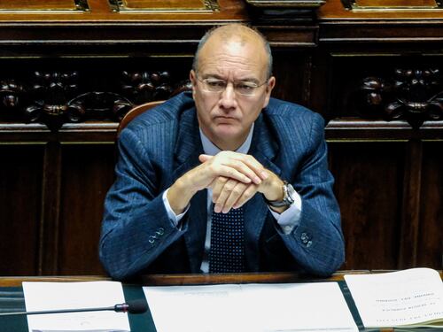 Governo, l’idea del ministro Valditara: “Niente reddito di cittadinanza a chi non studia”