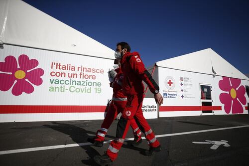 Vaccino, le dosi Johnson&Johnson finiscono in galera. La protesta dei medici