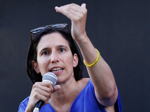 Pd, dai “fascisti” all’abbraccio con Renzi: Schlein non sfonda e perde consensi