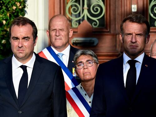 Francia nel caos, Macron ci riprova con Lecornu: "Ha carta bianca"