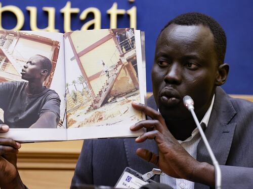 Almasri, Fratoianni porta il migrante in Parlamento. E poi arriva la denuncia contro il governo