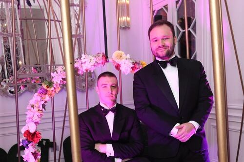 Vip, influencer e champagne: la notte surrealista di Sweetguest