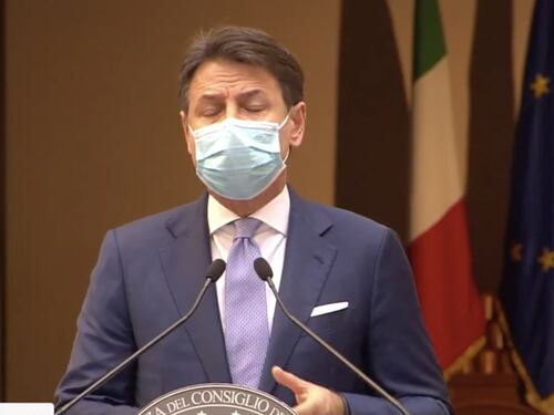 Ecco il mezzo lockdown di Conte. Non è coprifuoco: "Ma non uscite di casa". Cosa cambia col nuovo Dpcm
