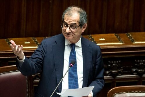 Fitch grazia l'Italia e prevede le urne: "Il rating resta BBB, outlook negativo"