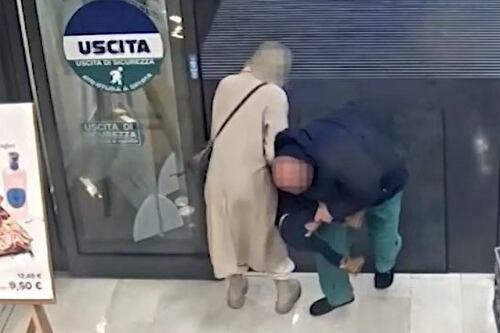 Tenta di rapire una bambina e le rompe una gamba, chi è l'uomo del video choc