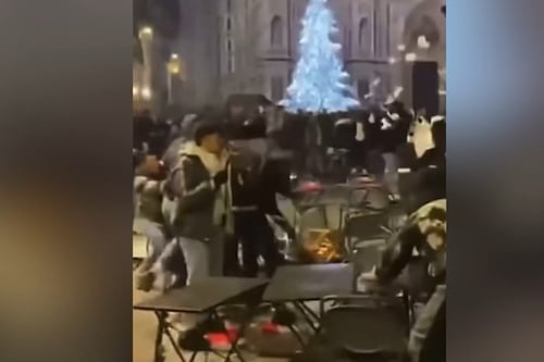 Video choc, la mega-rissa degli stranieri in piazza Duomo a Firenze