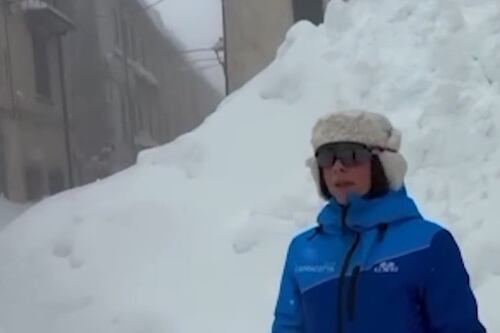 Il paese molisano sotto due metri di neve, le immagini impressionanti di Capracotta