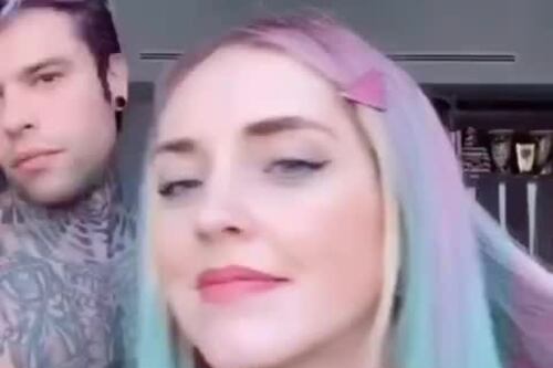 Fedez fa il feticista con Chiara Ferragni. La lecca così