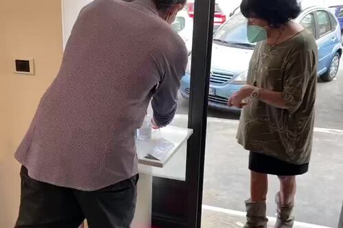 Entra il primo cliente: gel, termoscanner e privacy. Così ripartono i parrucchieri a Roma