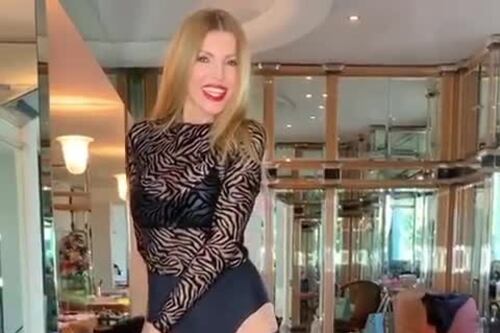 Rita Rusic si toglie la gonna, vestito lampo per lo spogliarello