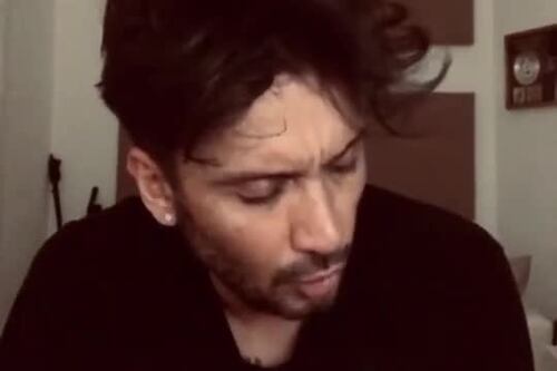 Meno male che porta allegria. Fabrizio Moro se la canta così
