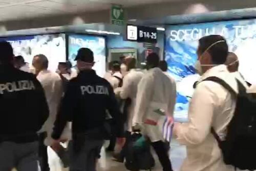 Coronavirus, arrivano i medici cubani: il lungo applauso in aeroporto