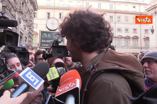 Mattia Santori contestato durante l'intervista. Così lo zittiscono a Palazzo Chigi