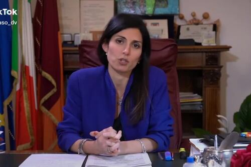 La gaffe di Virginia Raggi sul coronavirus: baci e abbracci... Cosa dice ai romani