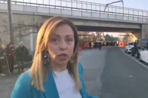 Il ponte crollato torna su. Giorgia Meloni risolve il problema col pensiero
