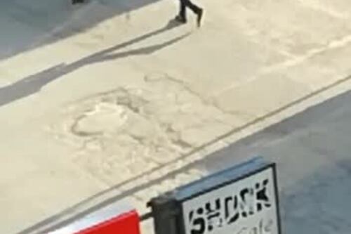 Il colmo a Tor Bella Monaca: italiani chiusi in casa, stranieri a passeggio in gruppo (VIDEO)