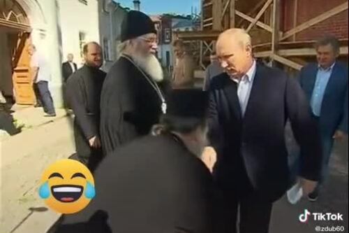 Il pope gli bacia la mano. Vladimir Putin reagisce così