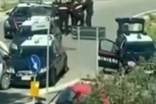 Ignora l'alt e manda all'ospedale tre carabinieri: "Sono positivo". Rilasciato