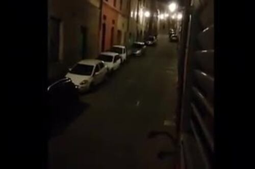 Siena canta alla finestra. Il coro contro la paura è da brividi