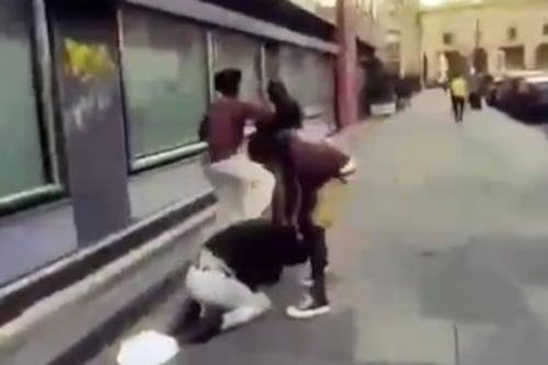 Parma, video choc: giovane leghista pestato da un gruppo di africani, salvato in extremis