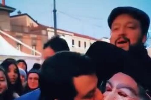 In piazza il bacio dell'amore. Con chi si fidanza Salvini