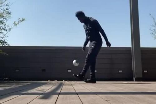 Mario Balotelli sul terrazzo di casa. Col pallone non si ferma più