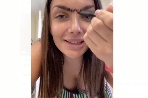 Elettra Lamborghini comincia a sclerare. Make-up selvaggio, cosa combina