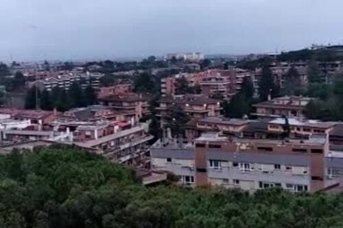 Grazie Roma a squarciagola sui balconi. Si alza il coro dalla quarantena