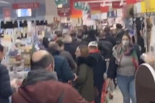 Coronavirus da film horror, ecco cosa accade al supermercato