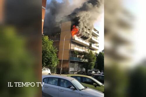 Vigna Stelluti, le fiamme divorano il palazzo. Un tentato suicidio alla base del rogo