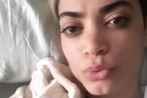 Elodie svela il video verticale. Così canta col "mal di testa"