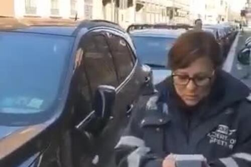 L'Italia si ferma, i vigili no: raffica di multe e l'automobilista si ribella