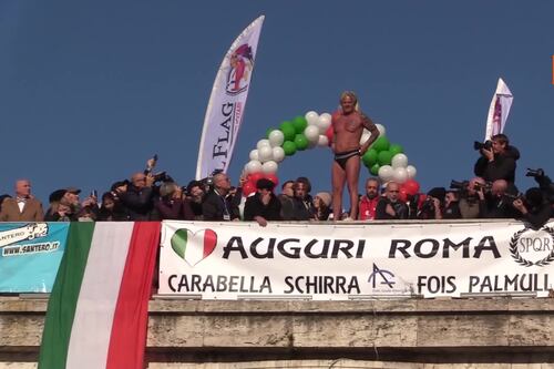 Mister Ok si tuffa nel Tevere da Ponte Cavour