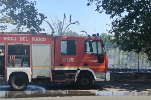 Lungotevere di Pietra Papa, scoppia un altro incendio. Caos e disagi nel quartiere Marconi