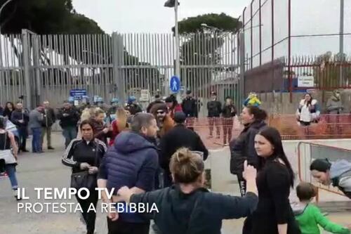 "Tutti liberi", i familiari dei detenuti di Rebibbia bloccano la Tiburtina