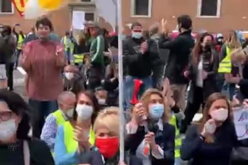 Calci e spintoni, così i lavoratori Alitalia invadono Piazza Venezia