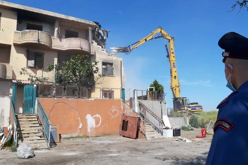 Addio al "Bronx" del litorale romano, demolita la palazzina di Ardea