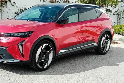 Anche Scenic diventa elettrica