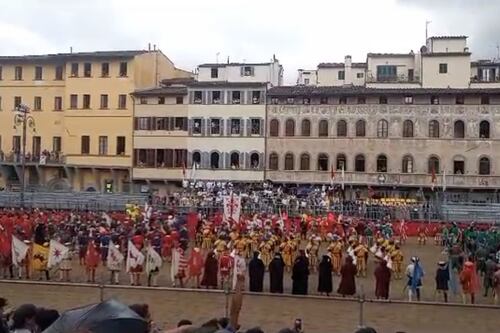 Calcio Storico Fiorentino, gli Azzurri dominano sui Bianchi