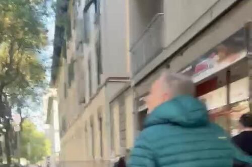 Follia in pieno giorno a Firenze: "Un immigrato africano sfonda la vetrina di un concessionario"