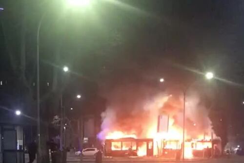 Le fiamme divorano l'autobus