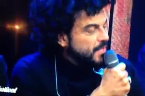 "La voce maschile è più gradevole", così Renga fa infuriare tutti